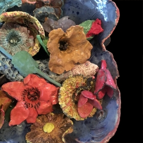 Koos Levy | Alle keramiek | Schaal met vissen en bloemen 